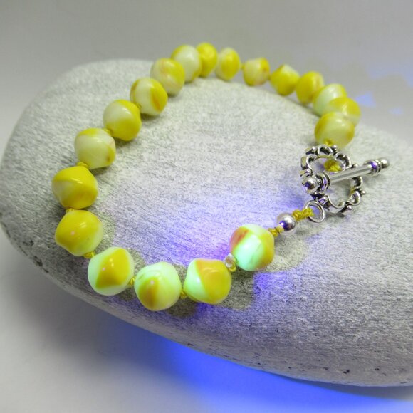 Uranium glass bead bracelet - Picture 10 of 13